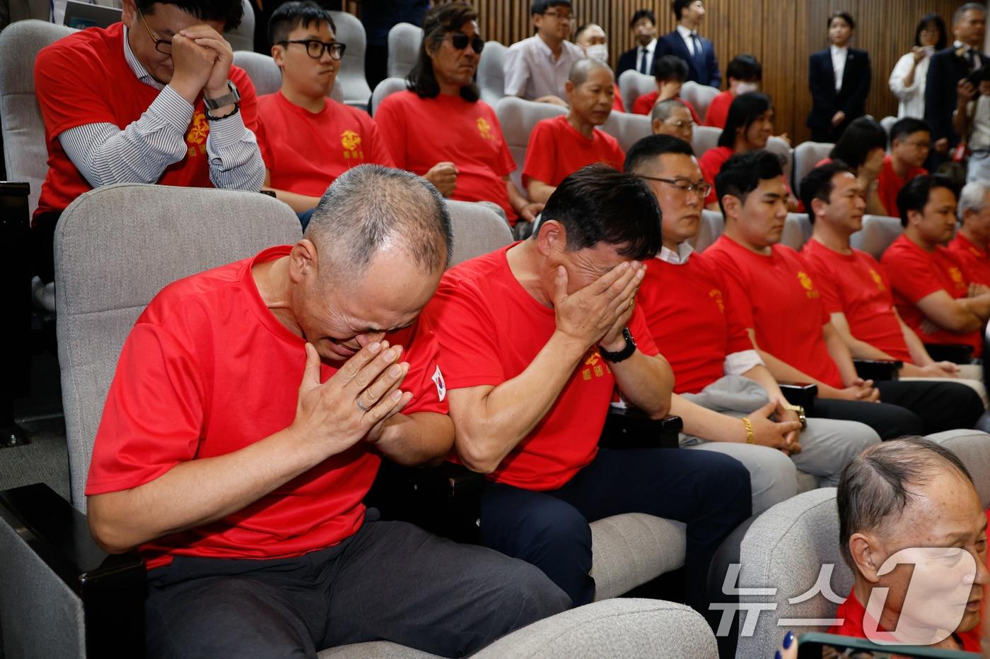 본문 이미지 - 해병대 예비역 연대 회원들이 25일 오후 서울 여의도 국회에서 열린 제416회국회(임시회) 제1차 본회의에서 채해병 특검법 재표결(순직 해병 수사 방해 및 사건 은폐 등의 진상규명을 위한 특별검사의 임명 등에 관한 법률안 재의의 건) 결과 재석 의원 299명 중 찬성 194명, 반대 104명, 무효 1명으로 부결되자 눈물을 흘리고 있다. 2024.7.25/뉴스1 ⓒ News1 안은나 기자