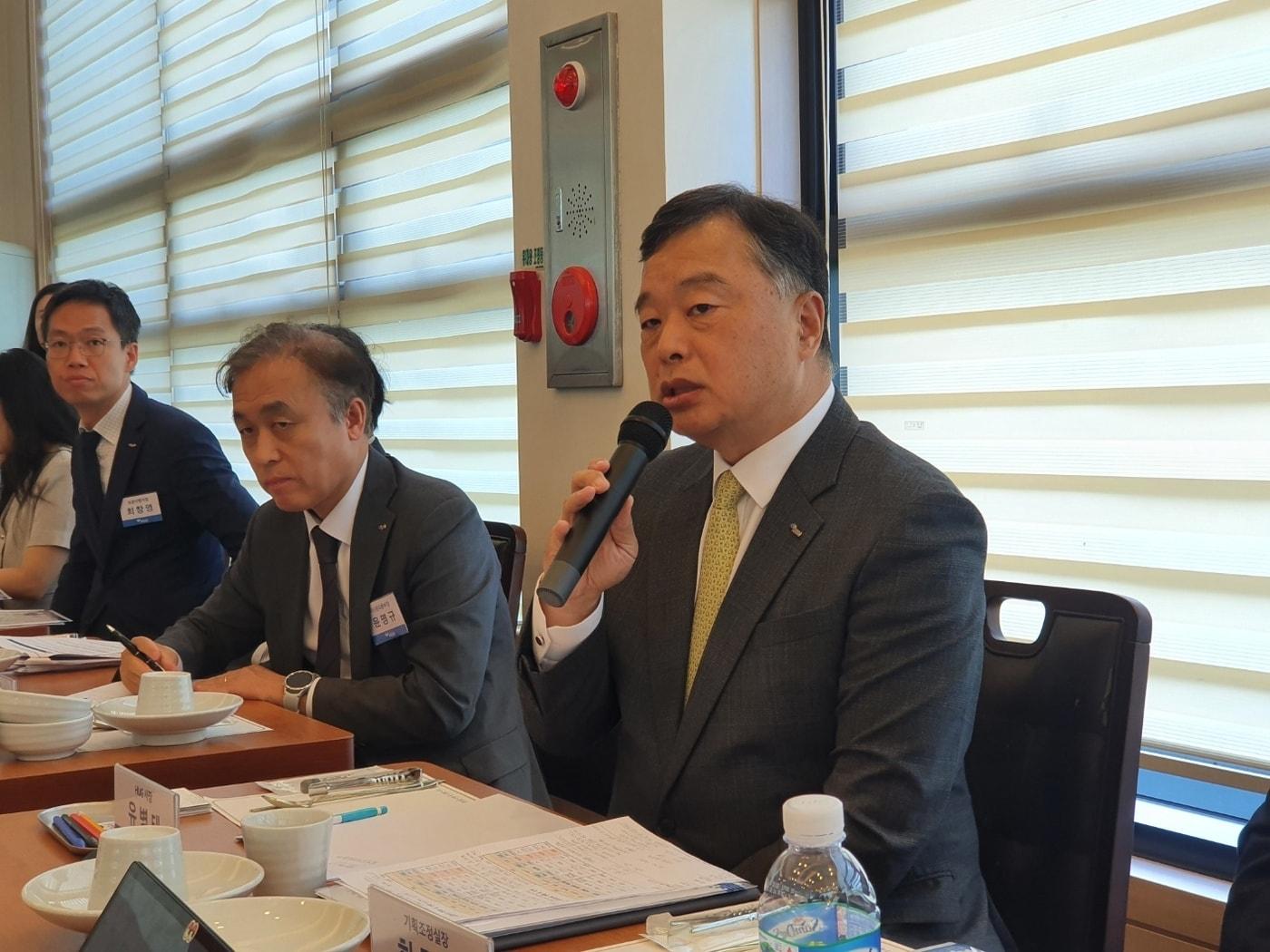 본문 이미지 - 유병태 주택도시보증공사(HUG) 사장(오른쪽)이 25일 세종시에서 열린 국토교통부 출입기자단 간담회에서 질문에 답하고 있다. 뉴스1 ⓒ News1 조용훈 기자