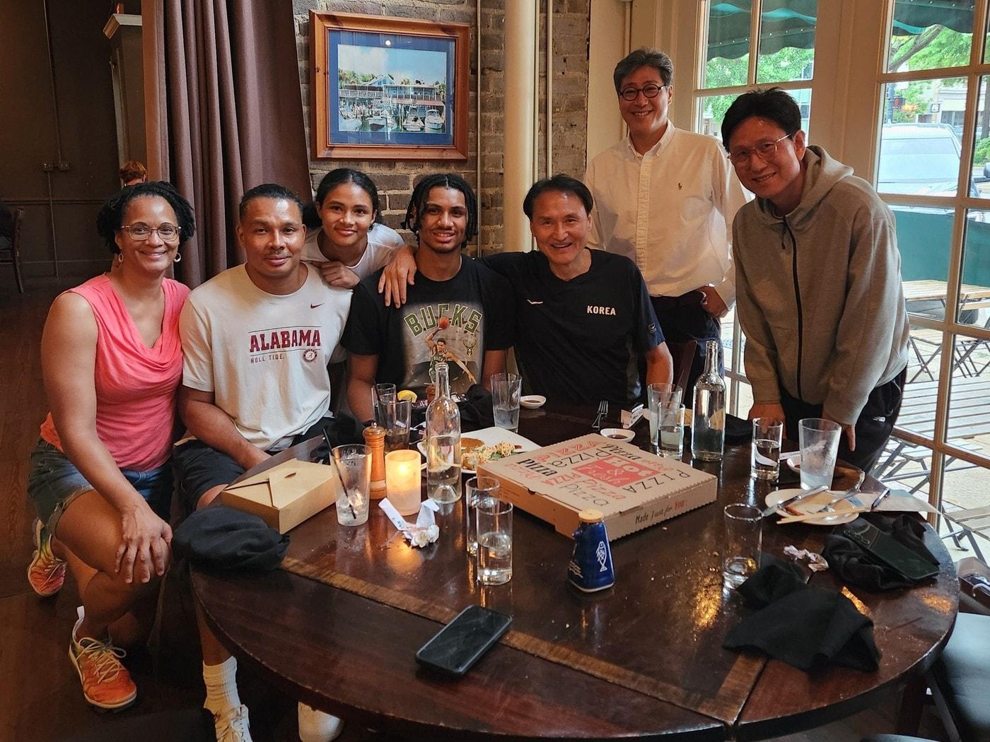 본문 이미지 - 왼쪽 부터 재린의 엄마, 문태종, 재린의 여동생, 재린 스티븐슨, 안준호 감독, 정재용 부회장, 서동철 코치.(대한민국농구협회 제공)