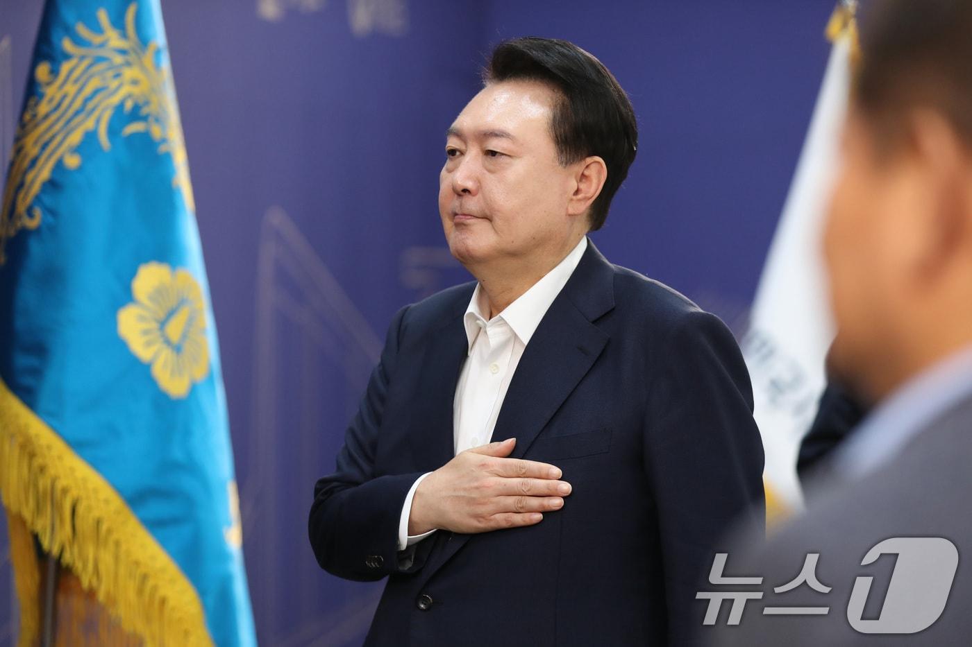 윤석열 대통령이 25일 충남도청에서 열린 제7회 중앙지방협력회의에 참석해 국기에 대한 경례를 하고 있다. (대전충남사진공동취재단) 2024.7.25/뉴스1 ⓒ News1 김기태 기자