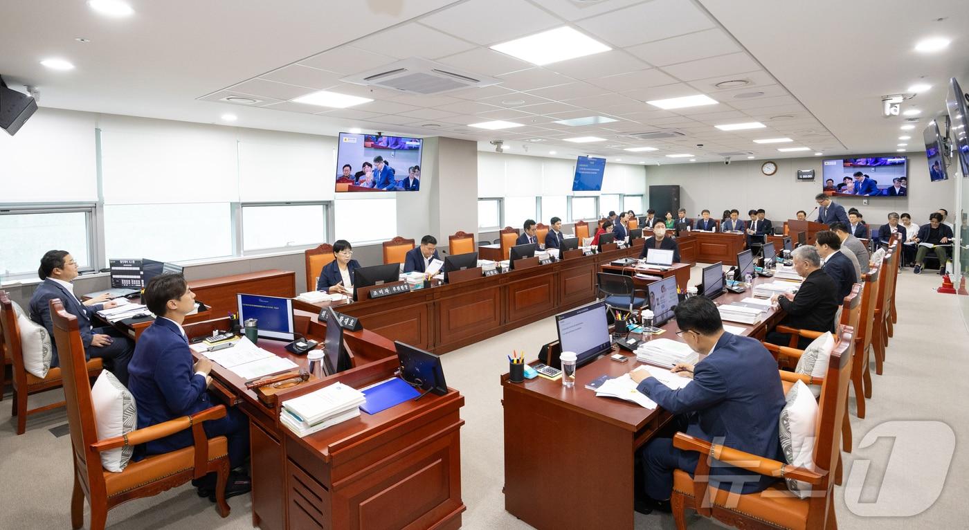 본문 이미지 - 경기도의회 문화체육관광위원회(이하 문광위)가 도청 집행부와 공공기관 등에 대한 업무보고로 후반기 활동을 시작했다.(경기도의회 제공)/