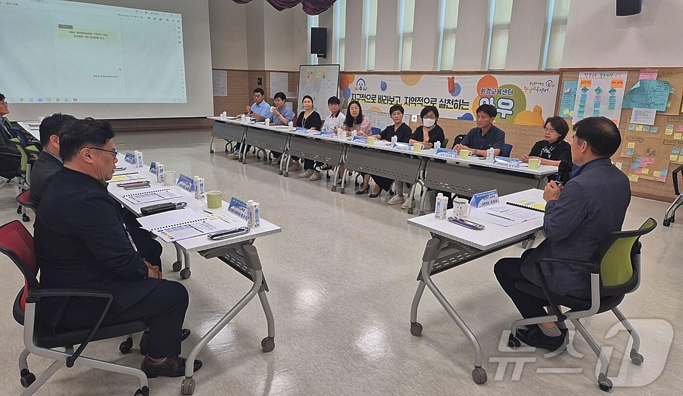 충북도교육청은 25일 환경교육센터 와우에서 2050 탄소중립 추진단 2024년 1차 회의를 개최했다.(충북교육청 제공)/뉴스1