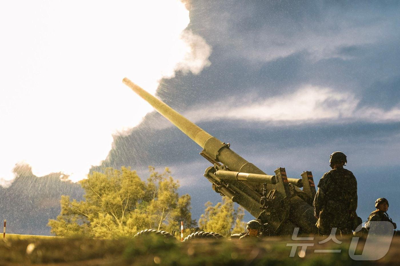대만 마쭈섬 주둔군이 25일 중국군 침공을 가상한 연례 '한광' 훈련중 155mm 곡사포를 발사하고 있다. 마쭈다오(馬祖島)는 진먼다오(金門島) 마냥 중국 푸젠성과 직접 마주 보고있는 '최일선'이다. 2024.07.25 ⓒ AFP=뉴스1 ⓒ News1 정지윤기자