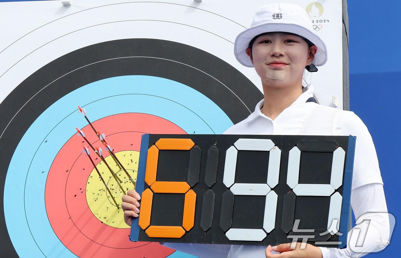 본문 이미지 - 2024 파리올림픽 대한민국 양궁대표팀 임시현이 25일(한국시간) 프랑스 파리 레쟁발리드에서 열린 여자 개인 랭킹 라운드에서 694점으로 세계신기록을 세운 뒤 기념촬영 하고 있다. 2024.7.25/뉴스1 ⓒ News1 이동해 기자