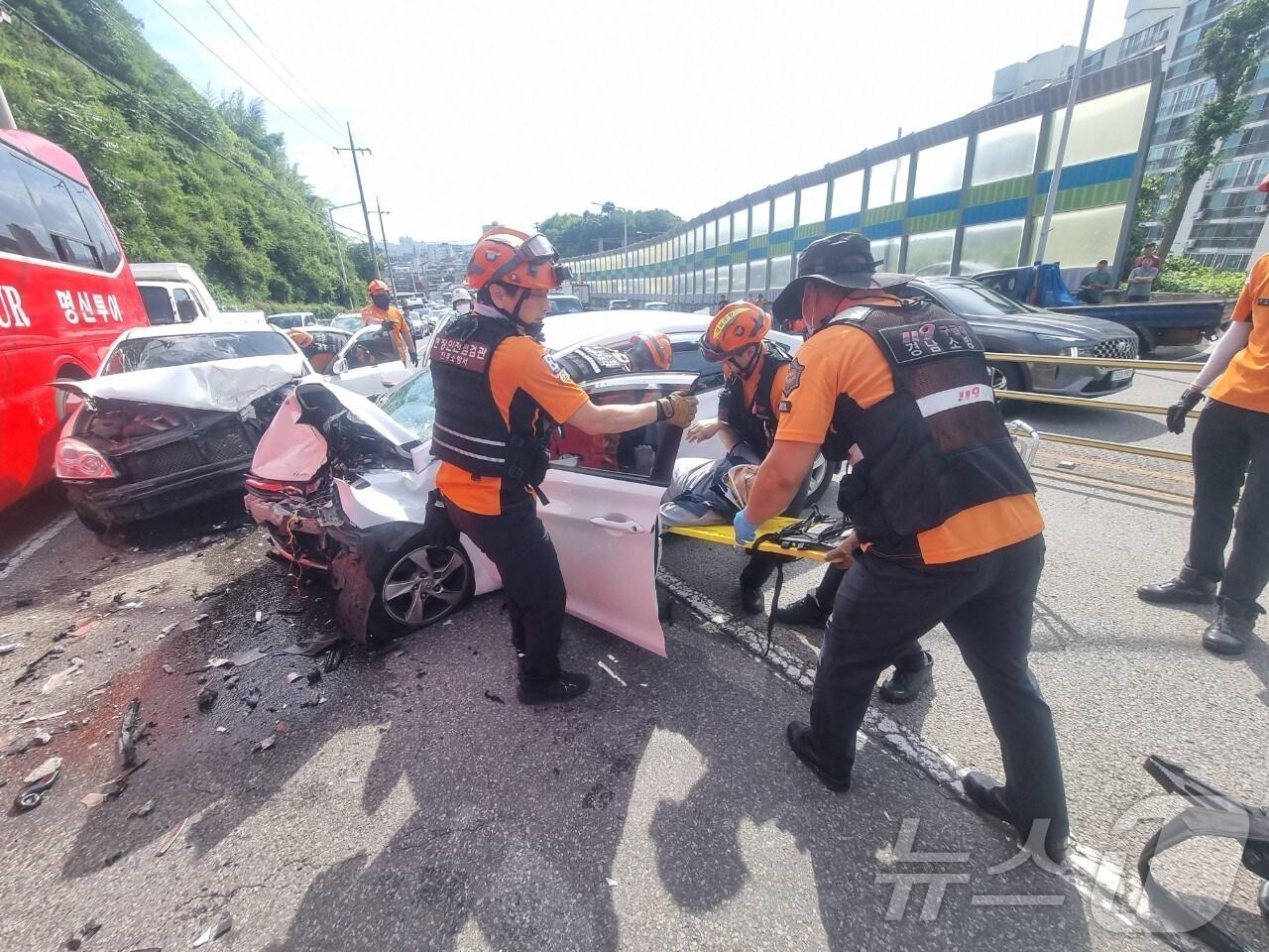 본문 이미지 - 25일 오후 3시 56분쯤 진주시 옥봉동 한 아파트 앞 4차선 도로에서 차량 2대가 충돌해 4명이 중경상을 입었다.(경남소방본부 제공) 