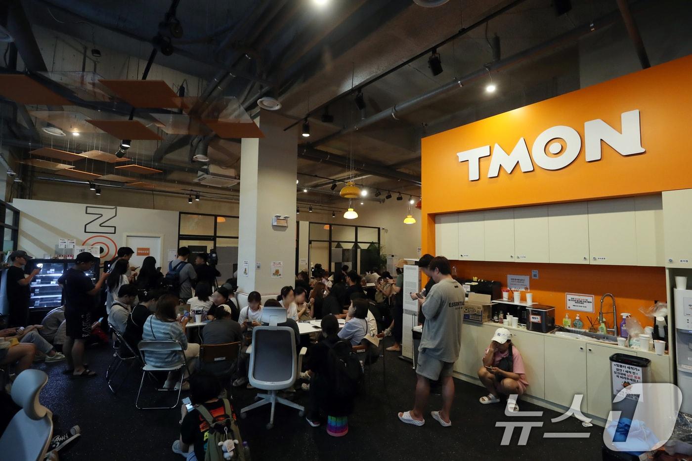 지난 7월25일 서울 강남구 티몬 신사옥에서 정산·환불 지연 사태로 피해를 입은 시민들이 사태 해결을 요구하며 점거하고 있다. 2024.7.25/뉴스1 ⓒ News1 이승배 기자