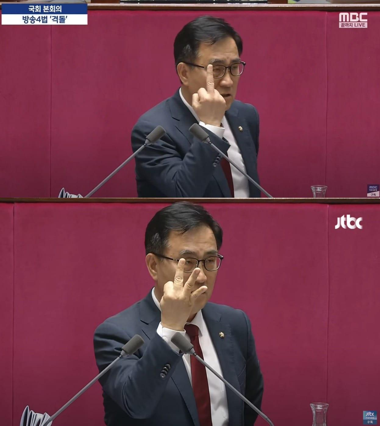 본문 이미지 - 최형두 국민의힘 의원이 25일 필리버스터(무제한 토론) 도중 가운데 손가락과 세 손가락을 펼쳐보이는 모습 (각 방송사 유튜브 갈무리)