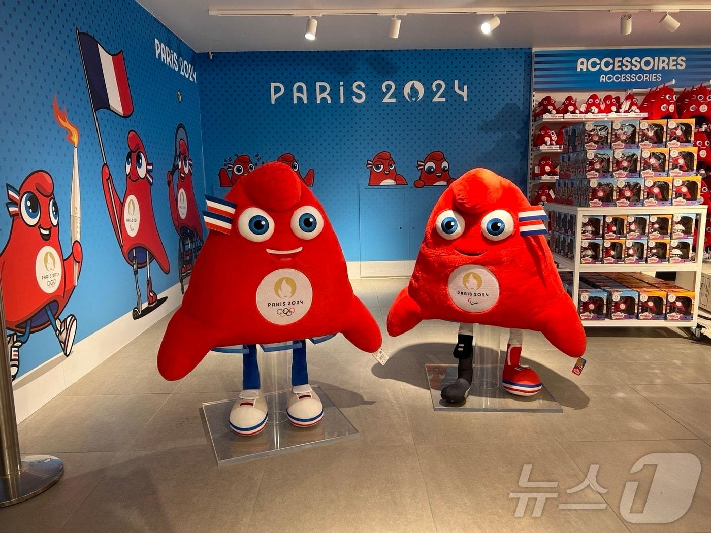 본문 이미지 - 2024 파리 올림픽·패럴림픽 공식 마스코트 '프리주'(Phryge) . 2024.7.24/뉴스1 ⓒ News1 문대현 기자