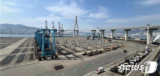 본문 이미지 - 운영이 중단된 신감만부두 전경(BPA 제공)