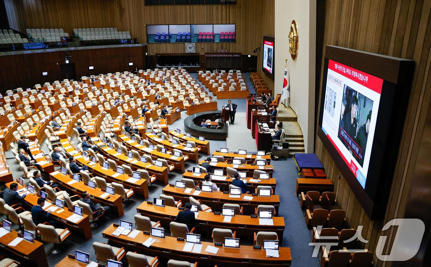 최형두 국민의힘 의원이 25일 오후 10시께 서울 여의도 국회에서 방통위법(방송통신위원회의 설치 및 운영에 관한 법률 일부개정법률안)에 반대하는 무제한 토론(필리버스터)을 5시간 가까이 이어가고 있다. 2024.7.25/뉴스1 ⓒ News1 안은나 기자