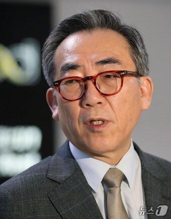 본문 이미지 - 조태열 외교부 장관이 아세안(ASEAN·동남아시아국가연합) 관련 외교장관회의 개막을 하루 앞둔 25일(현지시간) 라오스 비엔티안 왓타이 국제공항에 도착해 취재진의 질문에 답하고 있다. 2024.7.25/뉴스1 ⓒ News1 오대일 기자