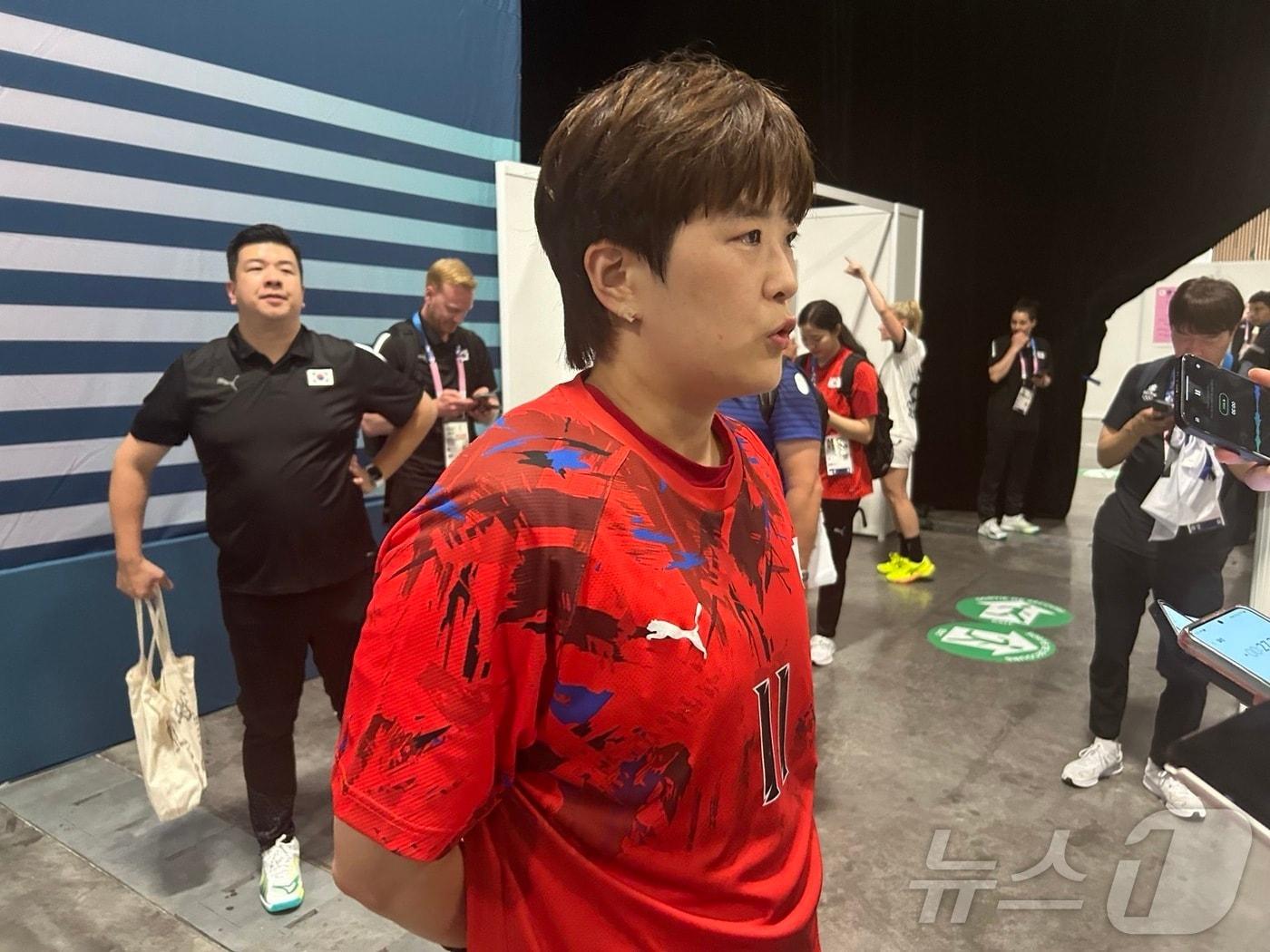 본문 이미지 -  한국 여자 핸드볼 대표팀의 맏언니 류은희가 25일 프랑스 파리의 사우스 파리 아레나6에서 열린 2024 파리 올림픽 A조 조별리그 1차전 독일전을 승리한 뒤 취재진과 대화를 나누고 있다. 2024.7.25/뉴스1 ⓒ News1 문대현 기자