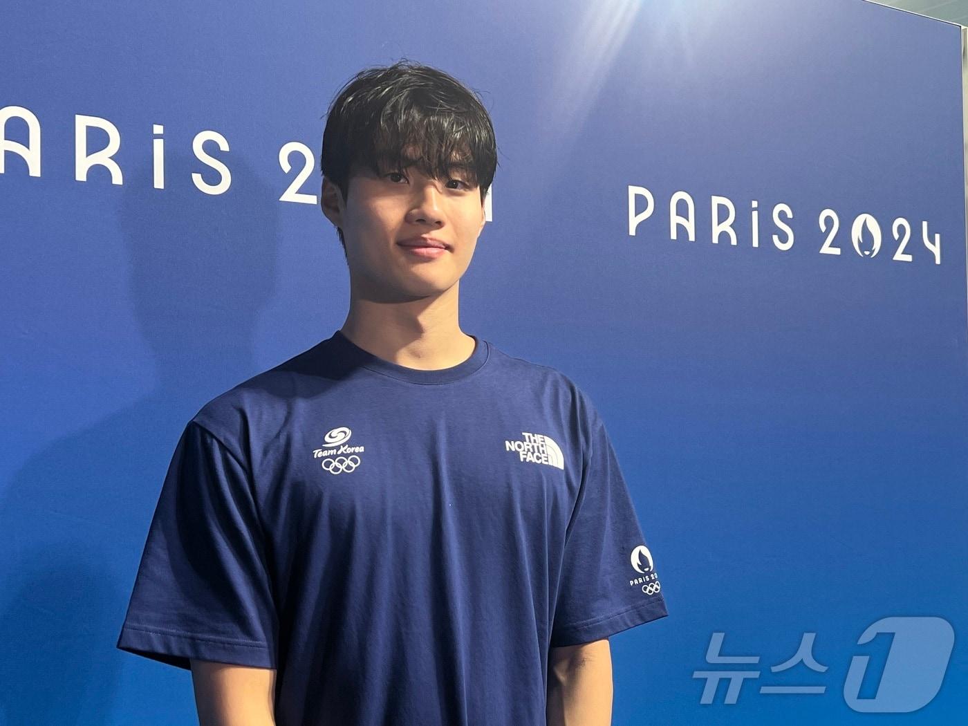 본문 이미지 - 수영 국가대표 황선우가 24일&#40;한국시간&#41; 프랑스 파리 라데팡스 아레나에서 훈련을 마친 후 취재진과 인터뷰하고 있다. 2024.7.25/뉴스1 ⓒ News1 이상철 기자