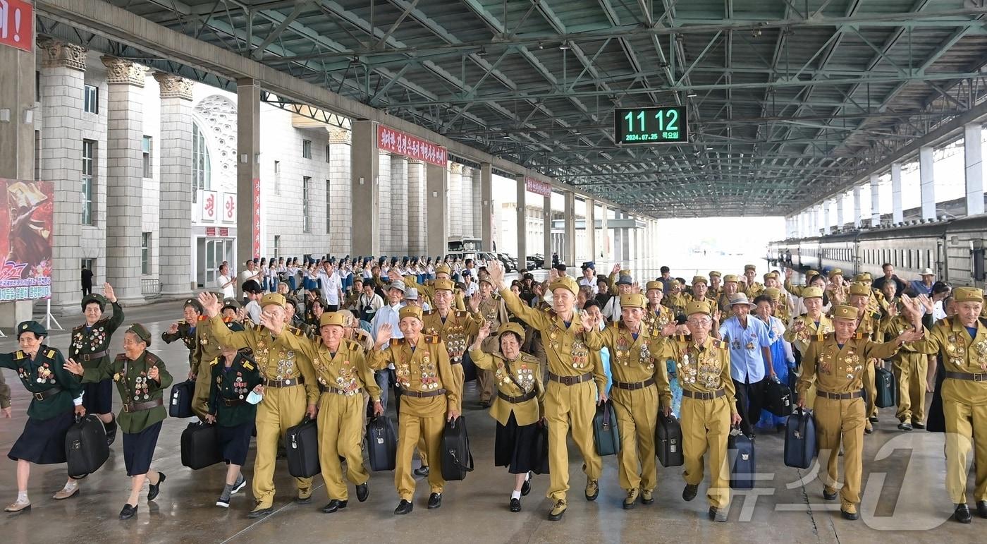 (평양 노동신문=뉴스1) = 북한 노동당 기관지 노동신문은 26일 조국해방전쟁(한국전쟁)승리 71주년 경축행사에 참가하기 위해 전국의 전쟁로병(참전용사)들과 전시공로자들, 군수공업 부문의 일꾼, 노력혁신자들이 25일 평양에 도착했다고 보도했다. [국내에서만 사용가능. 재배포 금지. DB 금지. For Use Only in the Republic of Korea. Redistribution Prohibited] rodongphoto@news1.kr