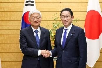 본문 이미지 - 25일 일본 도쿄 총리관저에서 윤덕민 주일 한국대사(좌)가 기시다 후미오 일본 총리(우)와 만나 악수를 나누고 있다. (출처  :일본 외무성)  2024.07.25/