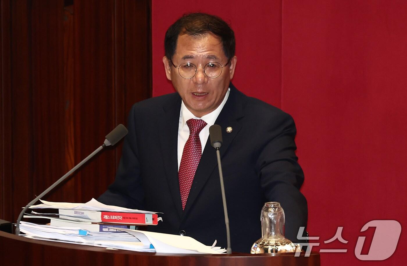 국민의힘 미디어특별위원회 위원장인 이상휘 의원이 26일 오전 서울 여의도 국회 본회의장에서 방통위법&#40;방송통신위원회의 설치 및 운영에 관한 법률 일부개정법률안&#41;에 반대하는 무제한 토론&#40;필리버스터&#41;을 하고 있다. 2024.7.26/뉴스1 ⓒ News1 김민지 기자