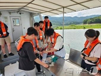 본문 이미지 - 대전시 상수도사업본부가 대청호 상수원의 시료를 채취하고 있는 모습.(대전시 제공)/뉴스1 