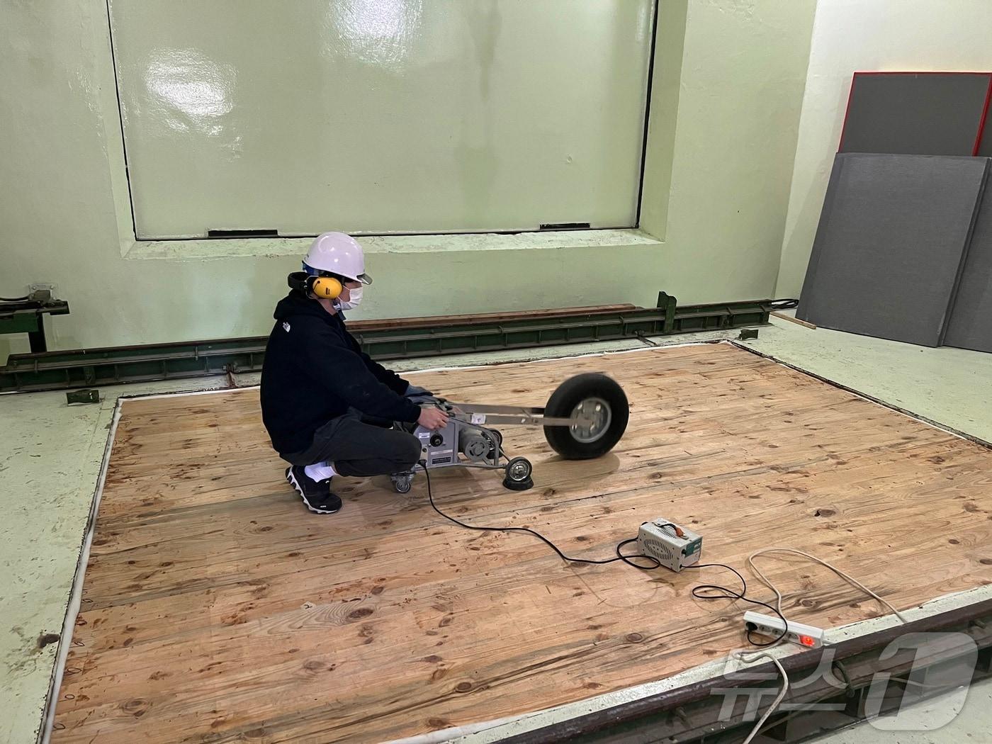 본문 이미지 - 바닥충격음 차단성능 실험장면(산림청 국립산림과학원 제공)/뉴스1 