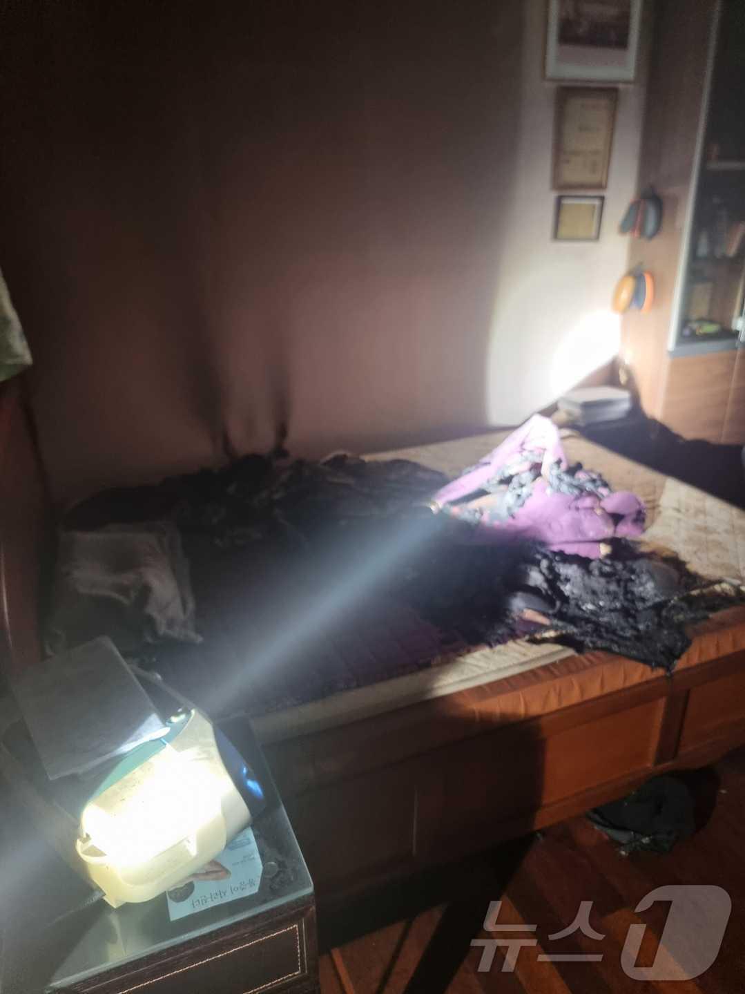 본문 이미지 - 강원 속초 조양동 아파트 12층 화재 현장.(강원도소방본부 제공)