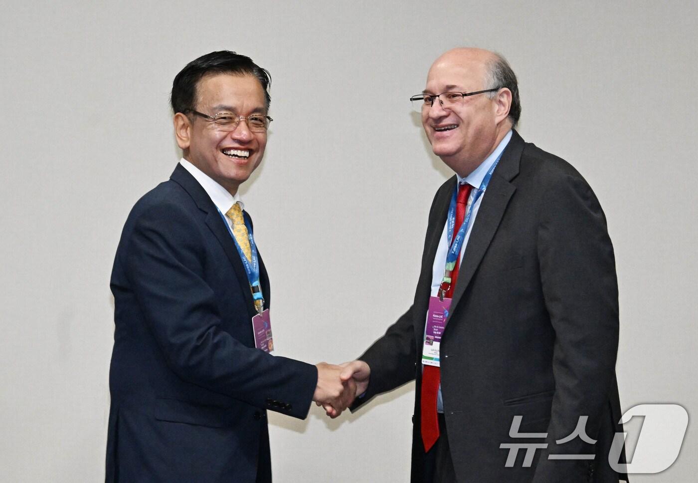 본문 이미지 - 최상목 경제부총리 겸 기획재정부 장관이 지난 7월 25일(현지시간) 브라질 리우 데 자네이루 힐튼호텔에서 일랑 고우드파잉 IDB(미주개발은행) 총재와 면담 전 악수하고 있다. (기획재정부 제공) 2024.7.26/뉴스1