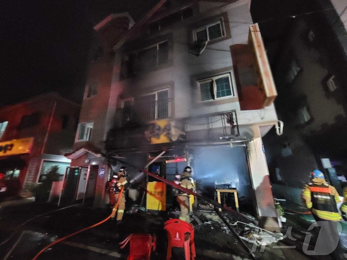 본문 이미지 - 25일 오후 10시35분쯤 경남 김해시 대청동 3층짜리 건물 1층에 있는 식당에서 불이 났다. 사진은 신고를 받고 출동한 소방이 현장에서 불을 끄고 있는 모습.&#40;경남소방본부 제공&#41;