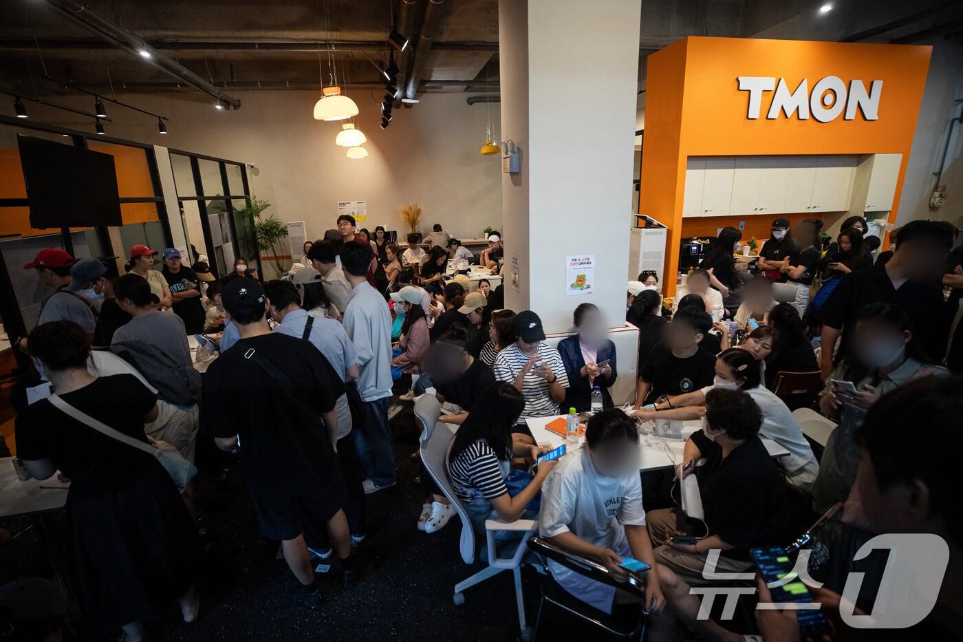 지난해 7월 서울 강남구 티몬 사옥에서 &#39;판매 대금 미정산 사태&#39;로 피해를 입은 소비자들이 환불 현장 접수를 위해 기다리고 있다.  2024.7.26/뉴스1 ⓒ News1 유승관 기자