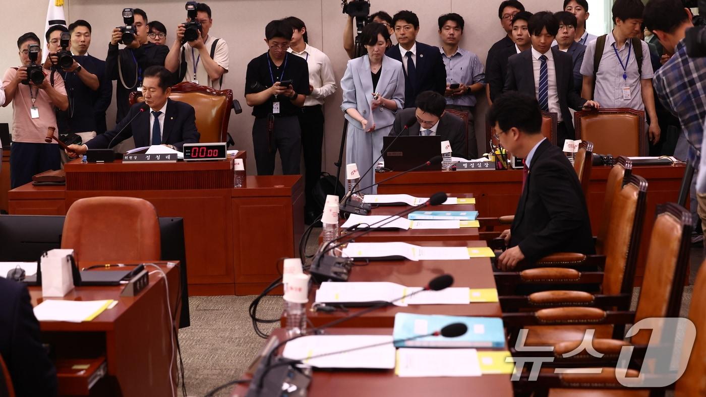 본문 이미지 - 정청래 법제사법위원장이 26일 오전 서울 여의도 국회에서 열린 법제사법위원회 제5차 전체회의 '윤석열 대통령 탄핵소추안 즉각 발의 요청에 관한 청원 관련 2차 청문회'에서 의사봉을 두드리고 있다. 법사위는 이날 윤 대통령 배우자 김건희 여사의 도이치모터스 주가조작 의혹과 명품가방 수수 의혹 등을 다룰 예정이다. 2024.7.26/뉴스1 ⓒ News1 김민지 기자