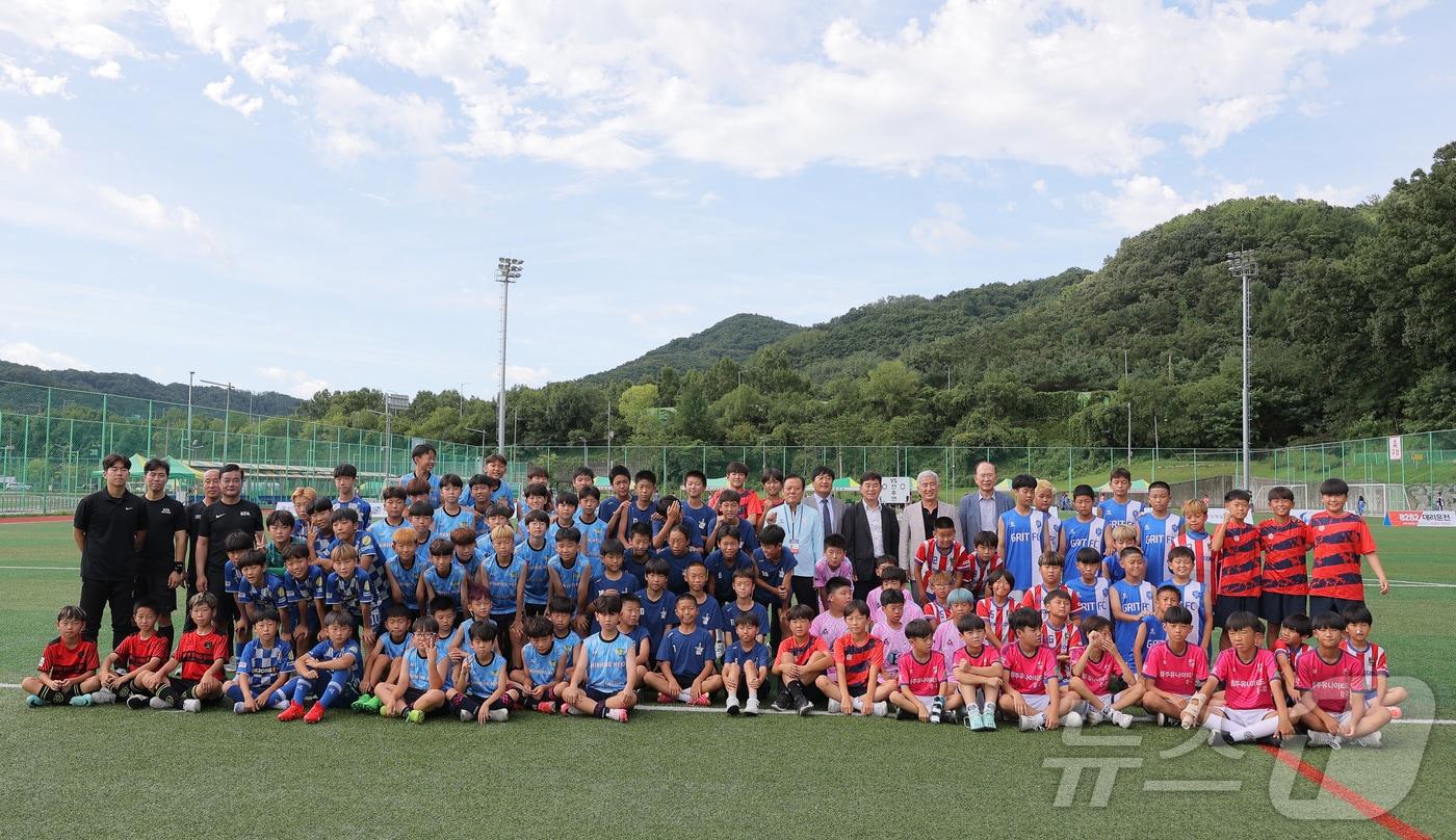 유소년축구페스티벌 참가 선수들이 기념촬영 하고 있다.(대전시체육회 제공)/뉴스1