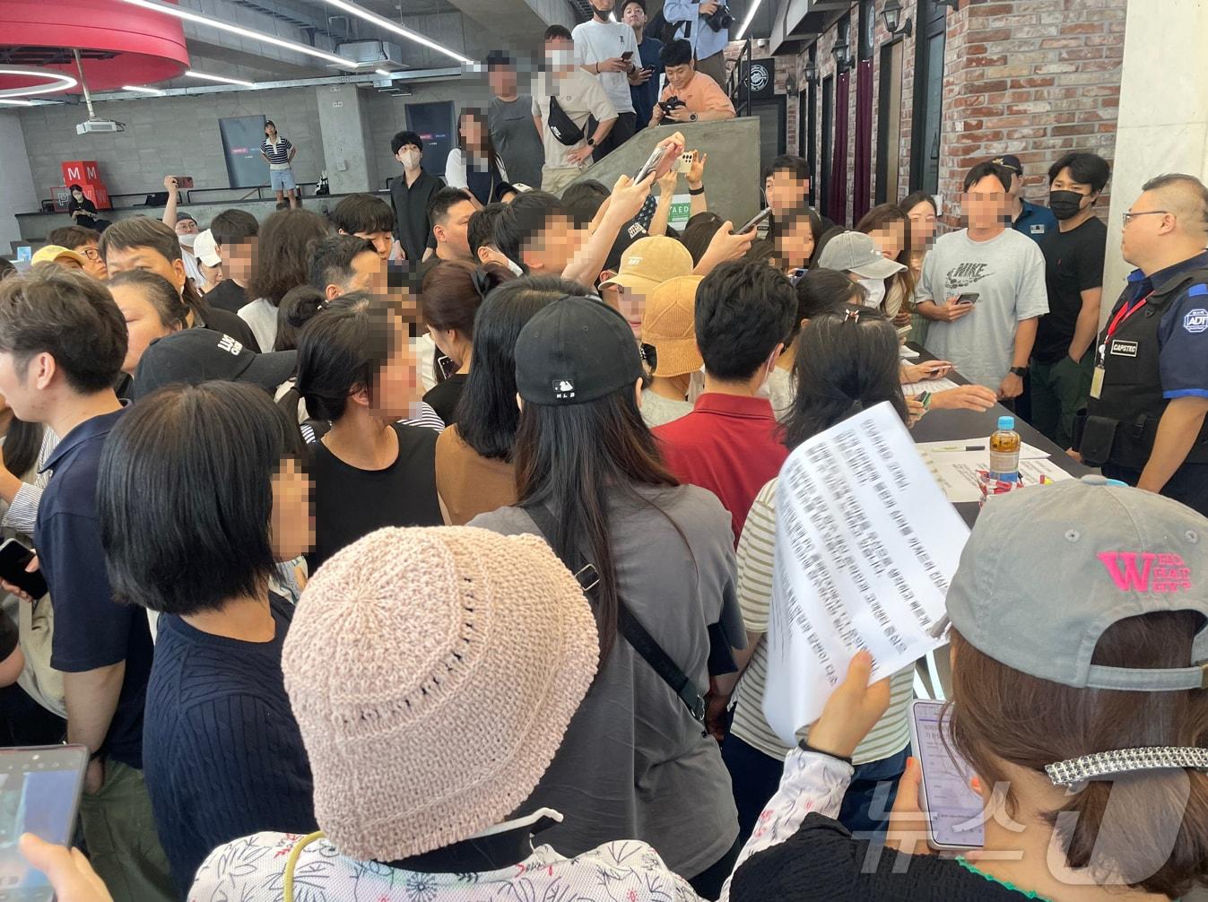 본문 이미지 - 26일 오전 서울 강남구 위메프 본사 1층에서 위메프 직원 1명이 "현장 접수 대신 온라인과 고객센터 중심으로 환불을 진행하겠다"는 내용의 공지문을 게재하자 소비자들이 항의하고 있다. 2024.7.26/뉴스1 ⓒ News1 임여익 기자