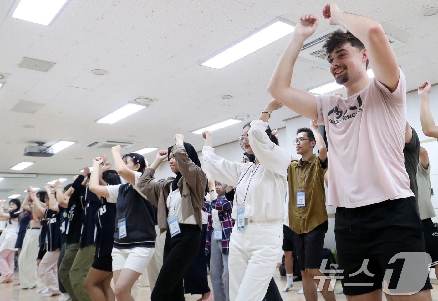본문 이미지 - 부산 남구 국립부경대학교 대연캠퍼스에서 부경국제계절학기(PKNU-ISS)에 참가한 외국인 학생들이 케이팝 댄스를 배우고 있다. 2024.7.26 ⓒ 뉴스1