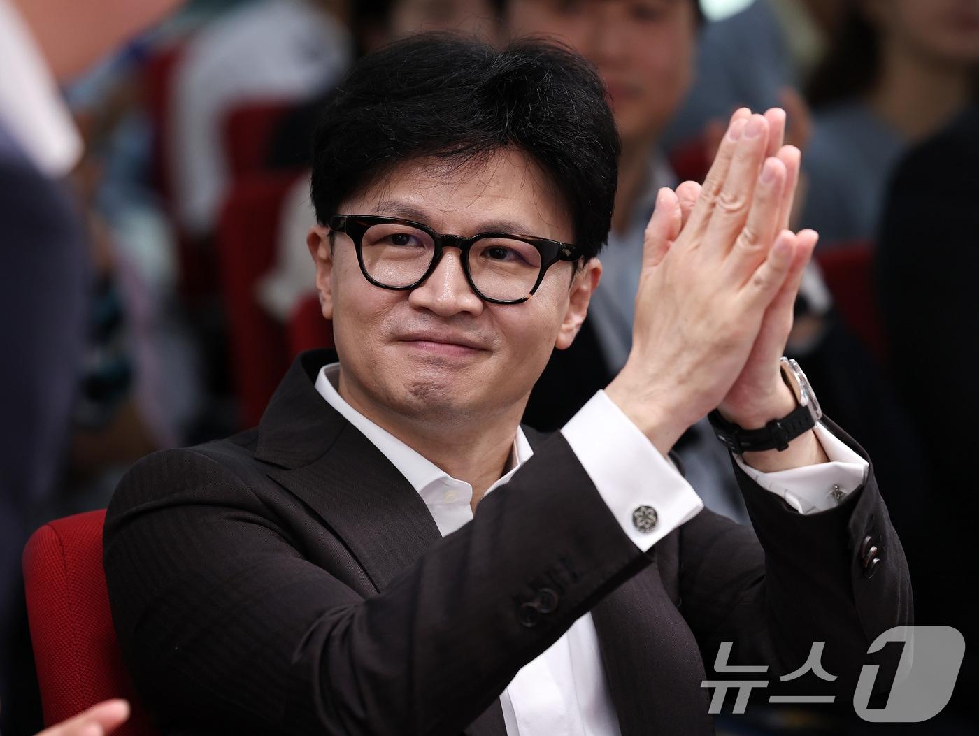 본문 이미지 - 한동훈 국민의힘 대표가 26일 오전 서울 여의도 중앙당사에서 열린 사무처당직자 월례조회에서 참석자 소개를 받으며 손뼉을 치고 있다. 2024.7.26/뉴스1 ⓒ News1 구윤성 기자