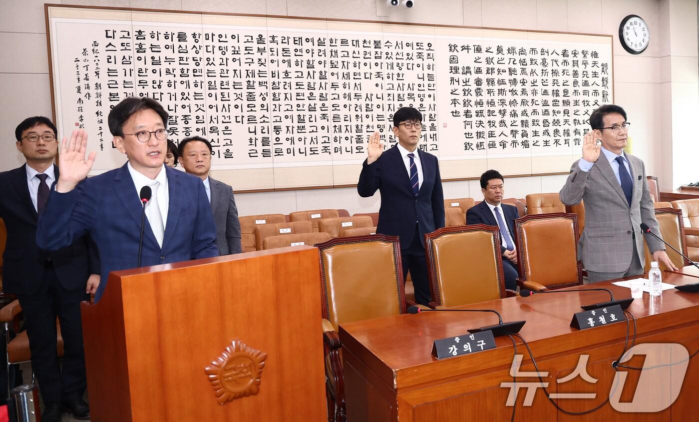 본문 이미지 - 송창진 공수처차장 직무대행(왼쪽 두번째) 등 증인들이 26일 오전 서울 여의도 국회 법제사법위원회 전체회의장에서 열린 '윤석열 대통령 탄핵소추안 발의 요청' 국민동의 청원 관련 2차 청문회에 출석해 증인선서를 하고 있다. 오른쪽 첫번째는 최재영 목사. 2024.7.26/뉴스1 ⓒ News1 김민지 기자