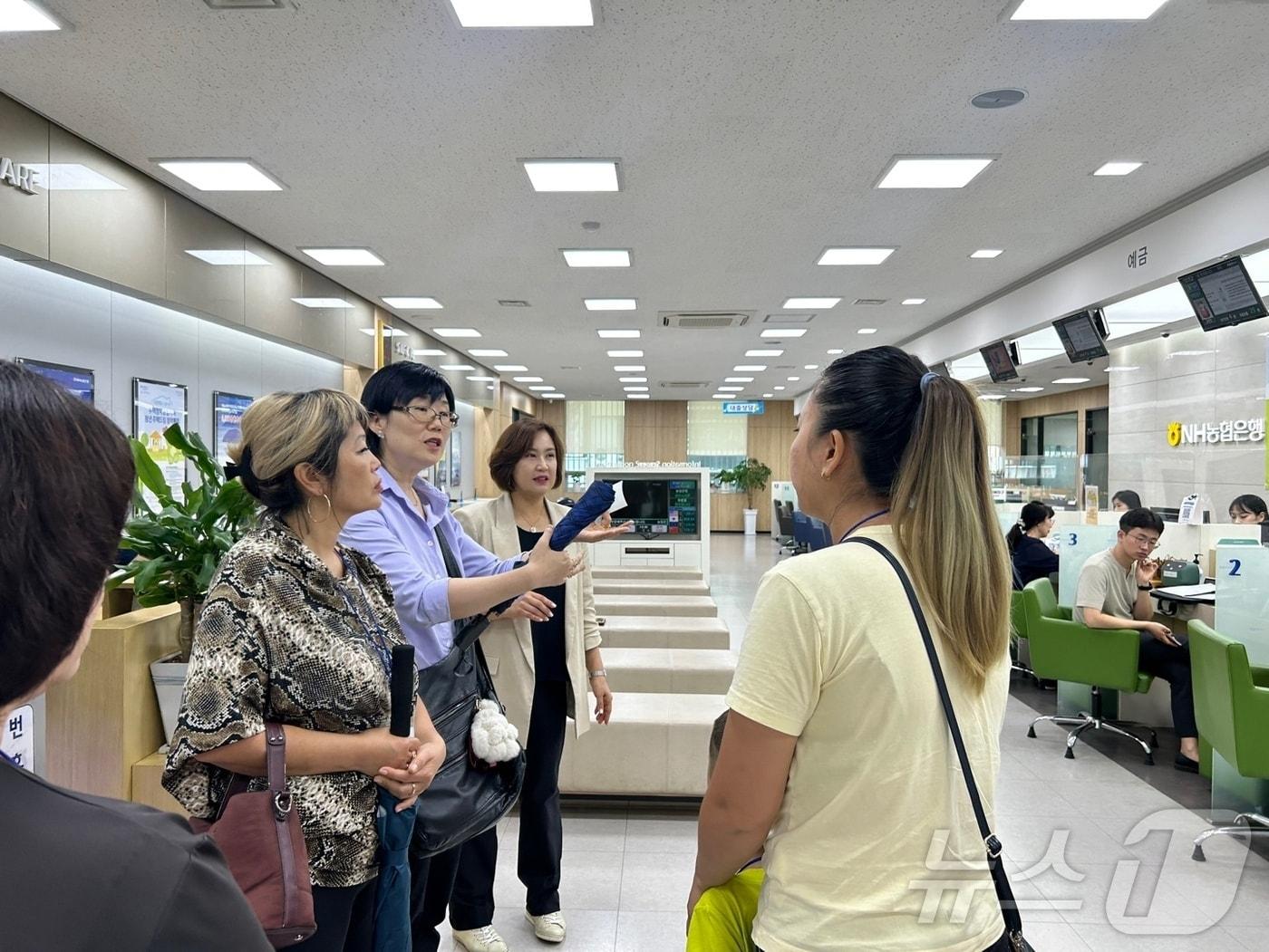 본문 이미지 - 농협은행에서 현지 적응 훈련 중인 고려인 동포들.(제천시 제공)2024.7.27/뉴스1