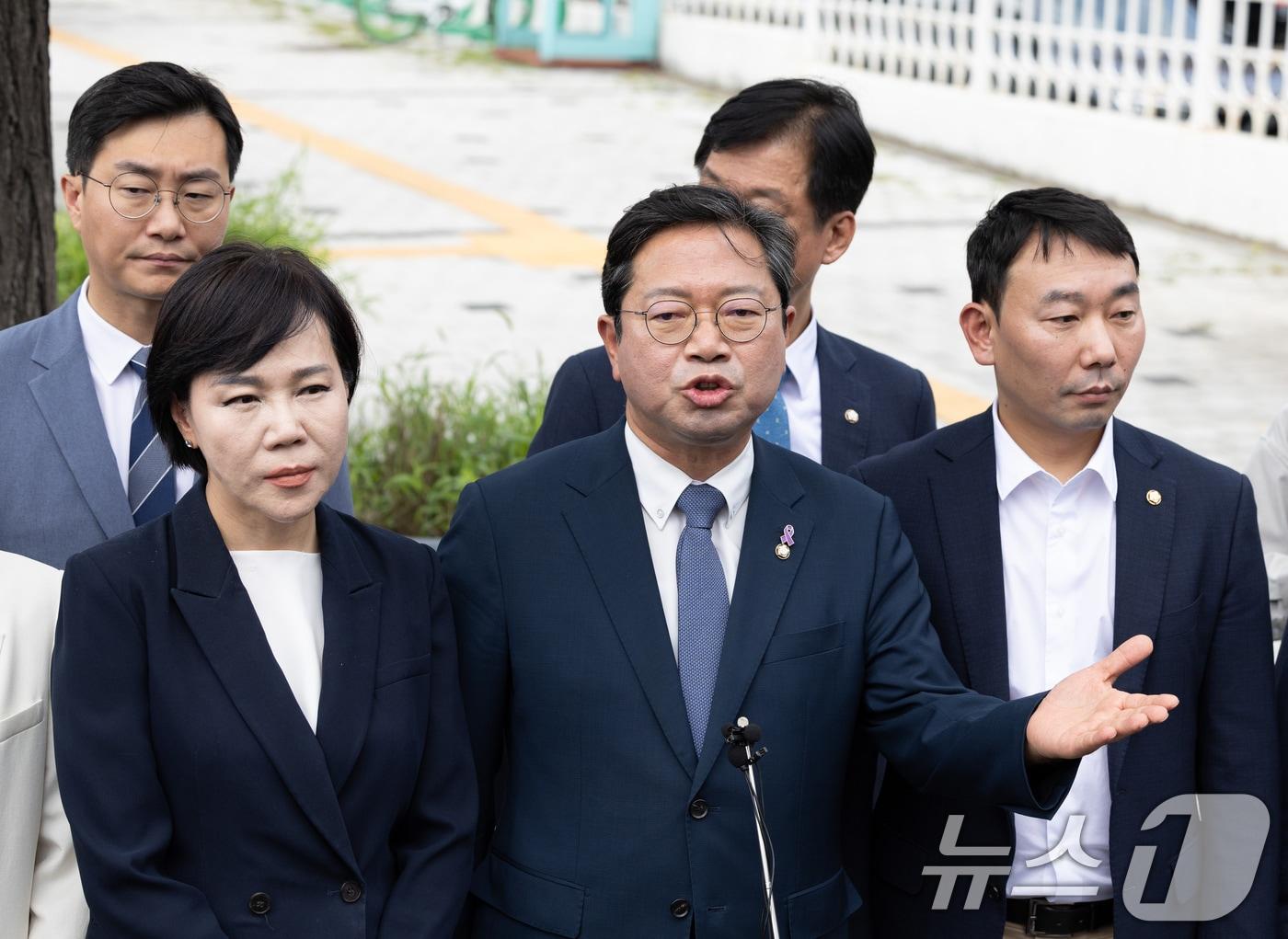 본문 이미지 - 김승원 국회 법제사법위원회 더불어민주당 간사를 비롯한 야당 의원들. ⓒ News1 이재명 기자