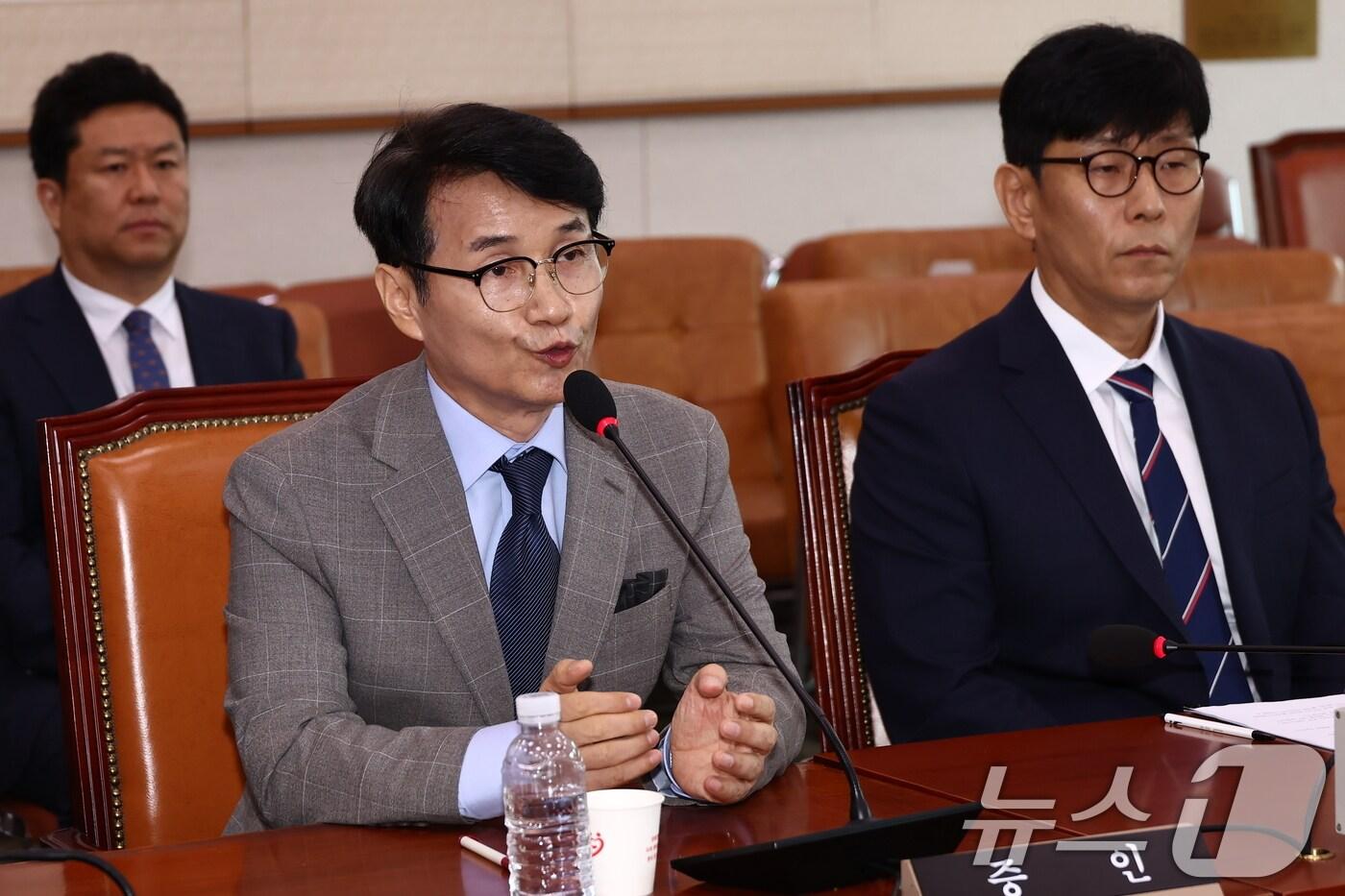 본문 이미지 - 최재영 목사가 26일 오후 서울 여의도 국회에서 열린 법제사법위원회 제5차 전체회의 '윤석열 대통령 탄핵소추안 즉각 발의 요청에 관한 청원 관련 2차 청문회'에서 의원 질의에 답변하고 있다. 2024.7.26/뉴스1 ⓒ News1 김민지 기자