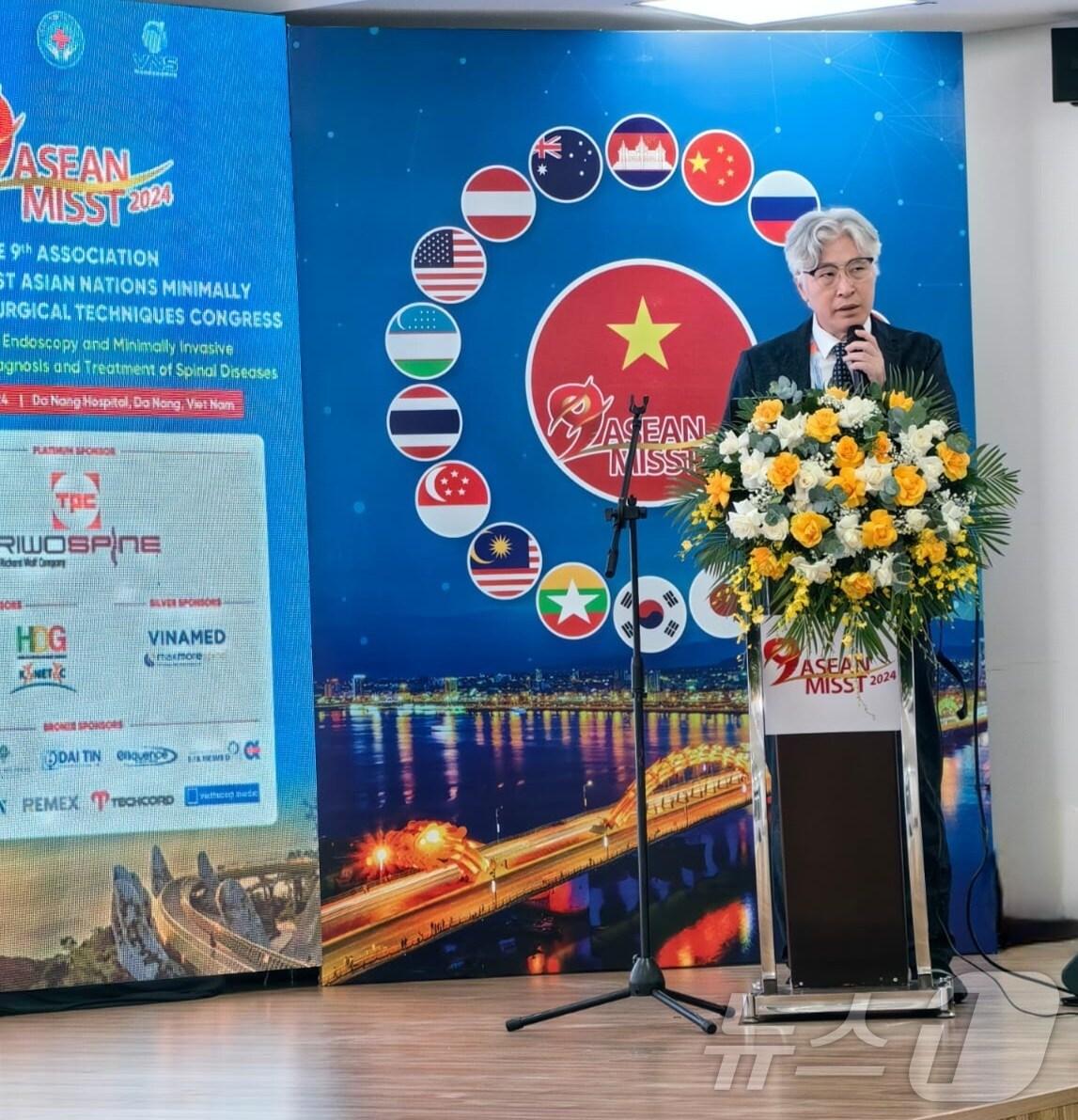 본문 이미지 - 26일 베트남 다낭에서 열린 ‘2024 제9회 동남아시아국가연합 미세침습 척추학술대회’에서 박철웅 대전우리병원장이 강연하고 있다. (대전우리병원 제공)/뉴스1 