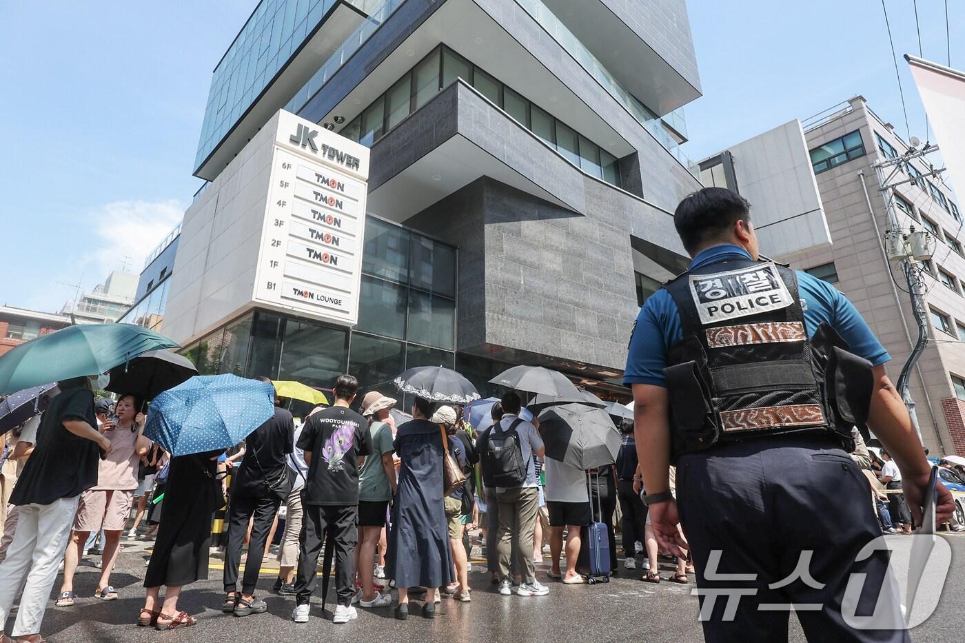 본문 이미지 - 26일 오후 서울 강남구 티몬 신사옥 앞으로 '판매 대금 미정산 사태'로 피해를 입은 소비자들이 모여들자 경찰이 현장 질서 및 안전 유지에 나서고 있다. 2024.7.26/뉴스1 ⓒ News1 민경석 기자