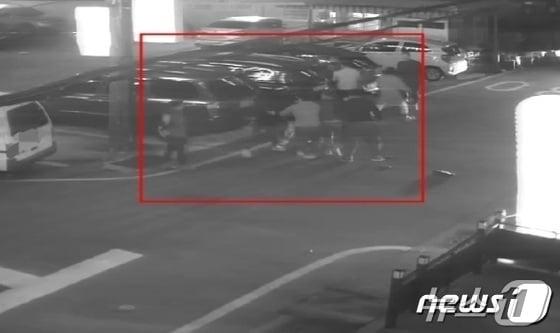 본문 이미지 - 2021년 10월17일 오전 4시7분께 부산 부산진구 서면에서 조직폭력배 '칠성파'와 '신20세기파' 조직원들이 집단 난투극을 벌이고 있다. (부산지검 제공) 