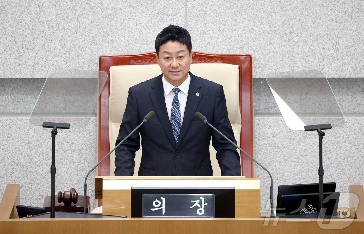 본문 이미지 - 김진경 경기도의회 의장이 26일 열린 제376회 임시회 2차 본회의 개회사를 통해 경기도지사 비서실의 ‘의회운영위원회 업무보고 거부’를 질책하고, 집행부와 의회 간 소통 필요성을 강조하고 있다.(경기도의회 제공)/