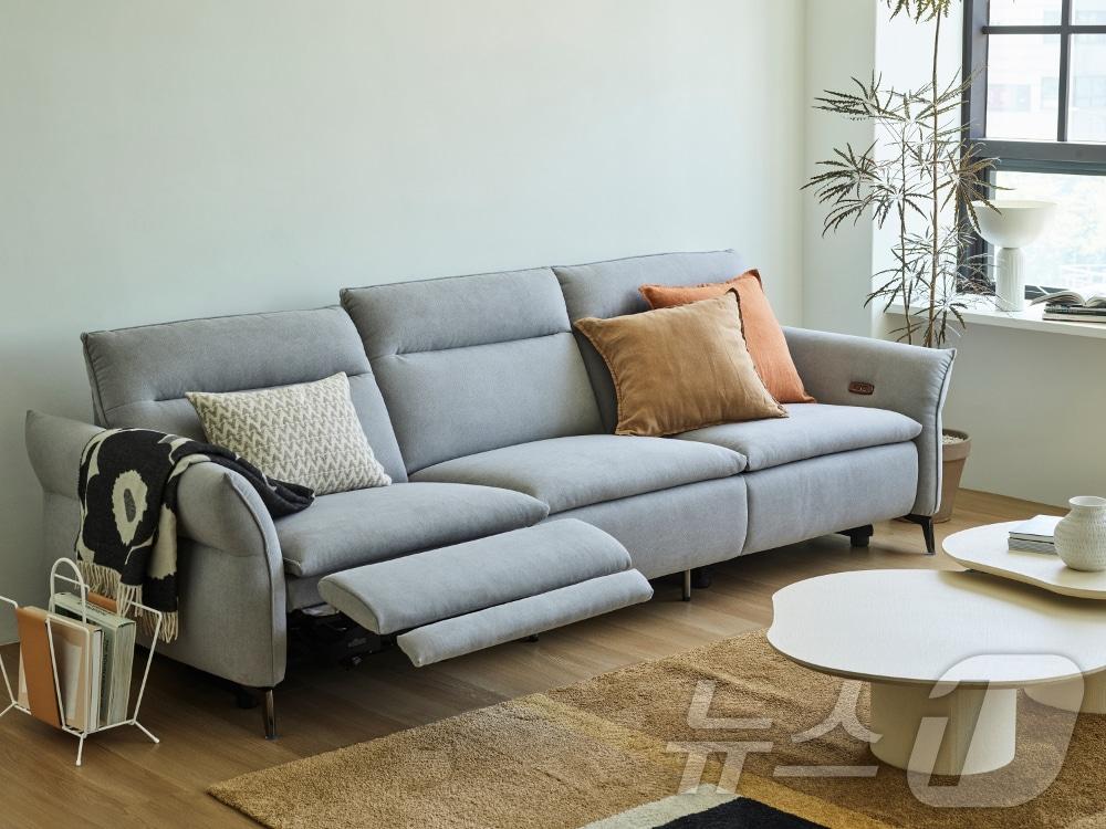 본문 이미지 - 한샘 리클라이너 '어폰' 연출 이미지 (한샘 제공)