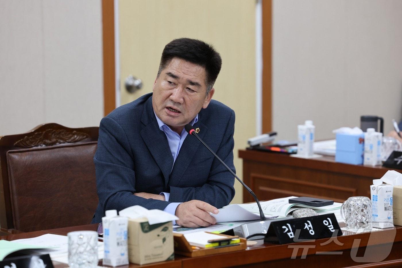 본문 이미지 - 김성일 전남도의원이 전남도인재개발원 업무보고에서 질의를 하고 있다.(전남도의회 제공) /뉴스1