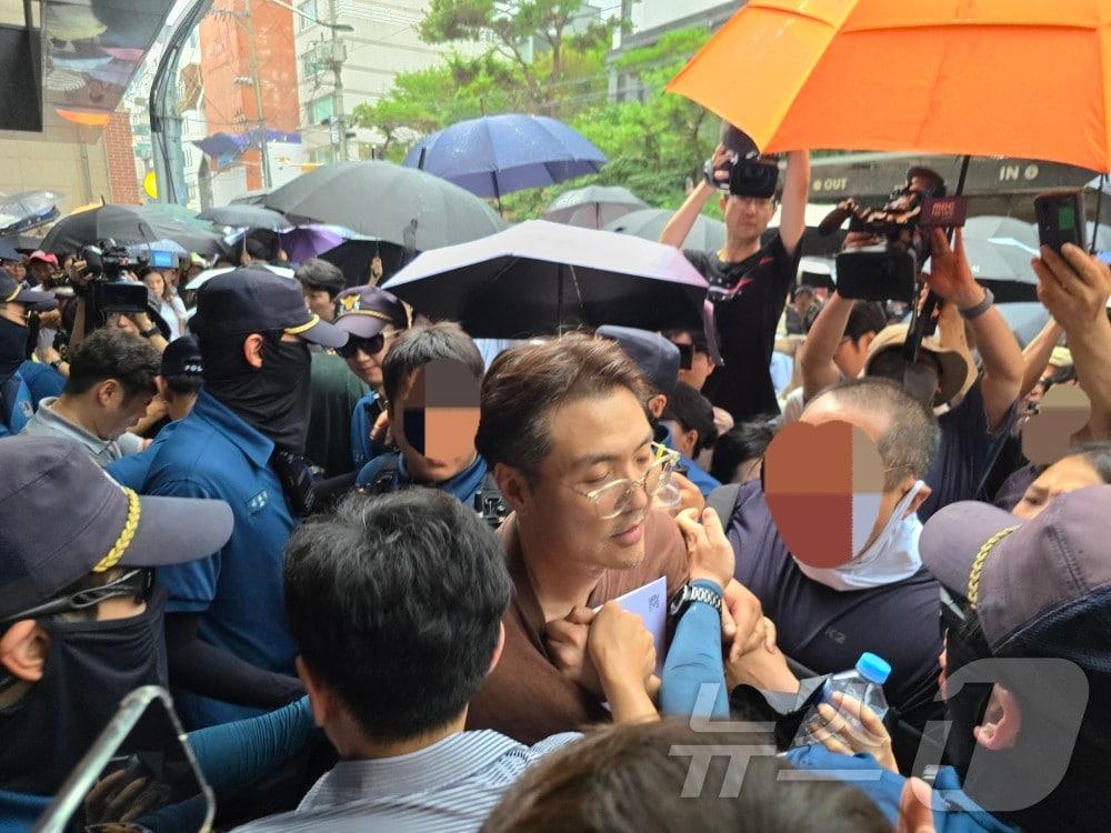 본문 이미지 - 권도완 티몬 운영사업본부장이 26일 오후 서울 신사동 티몬 신사옥에서 환불 인원을 제한하겠다고 했다가 소비자들 항의를 받고 있다. 2024.7.26/뉴스1 ⓒ News1 서미선 기자