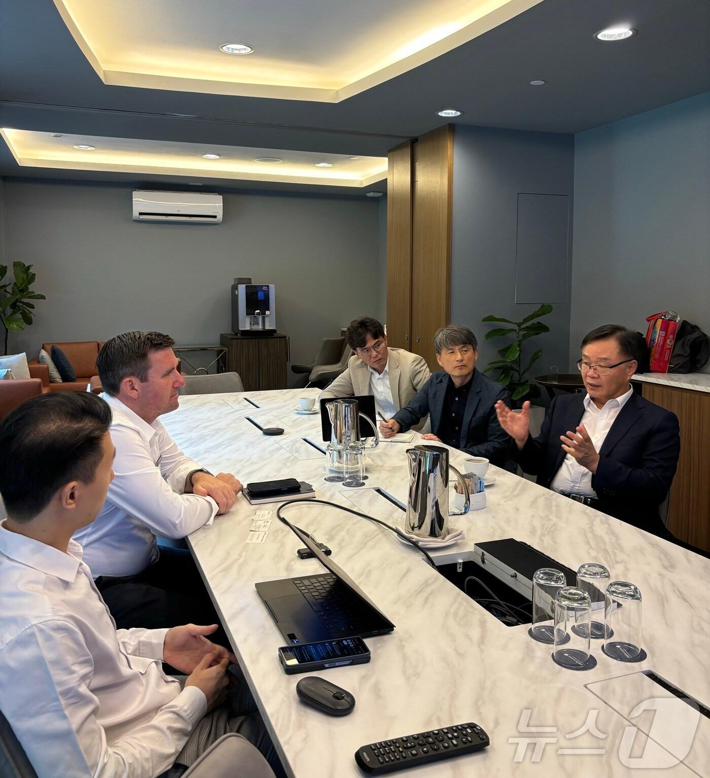 본문 이미지 - 홍남표 창원시장(오른쪽 앞)이 싱가포르에서 아시아 최고의 마리나로 평가받고 있는 ‘원 디그리 피프틴 마리나(ONE&deg;15 Marina)’ 운영사인 SUTL 그룹 관계자들을 만나고 있다.(창원시 제공)