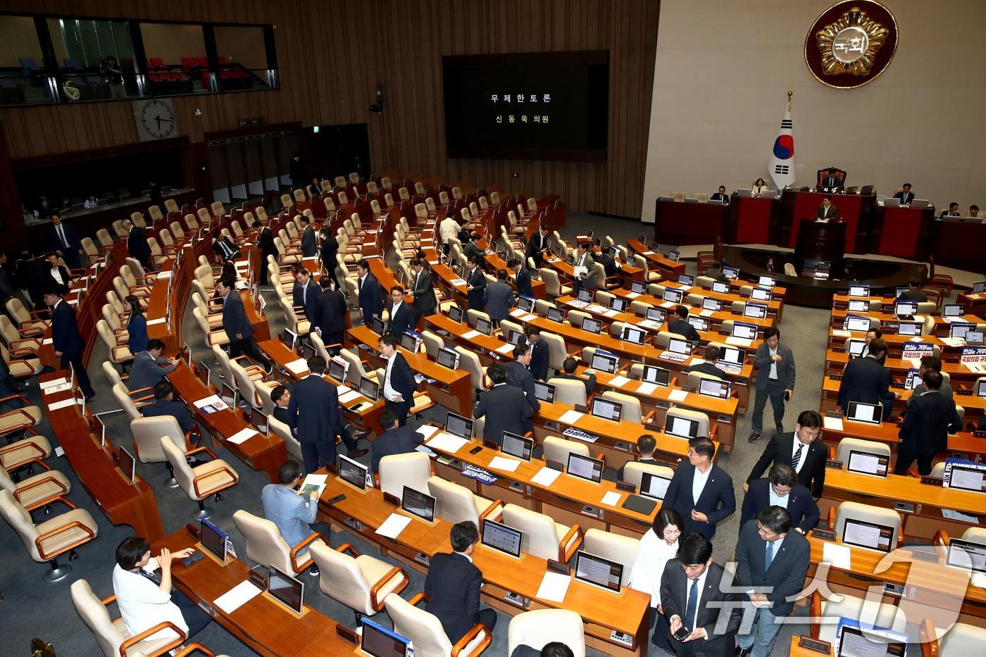 본문 이미지 - 더불어민주당 의원들이 26일 오후 서울 여의도 국회에서 열린 본회의에서 방송법 일부개정법률안(대안)에 대한 신동욱 국민의힘 의원의 무제한토론(필리버스터)이 시작되자 회의장을 나가고 있다.2024.7.26/뉴스1 ⓒ News1 이광호 기자