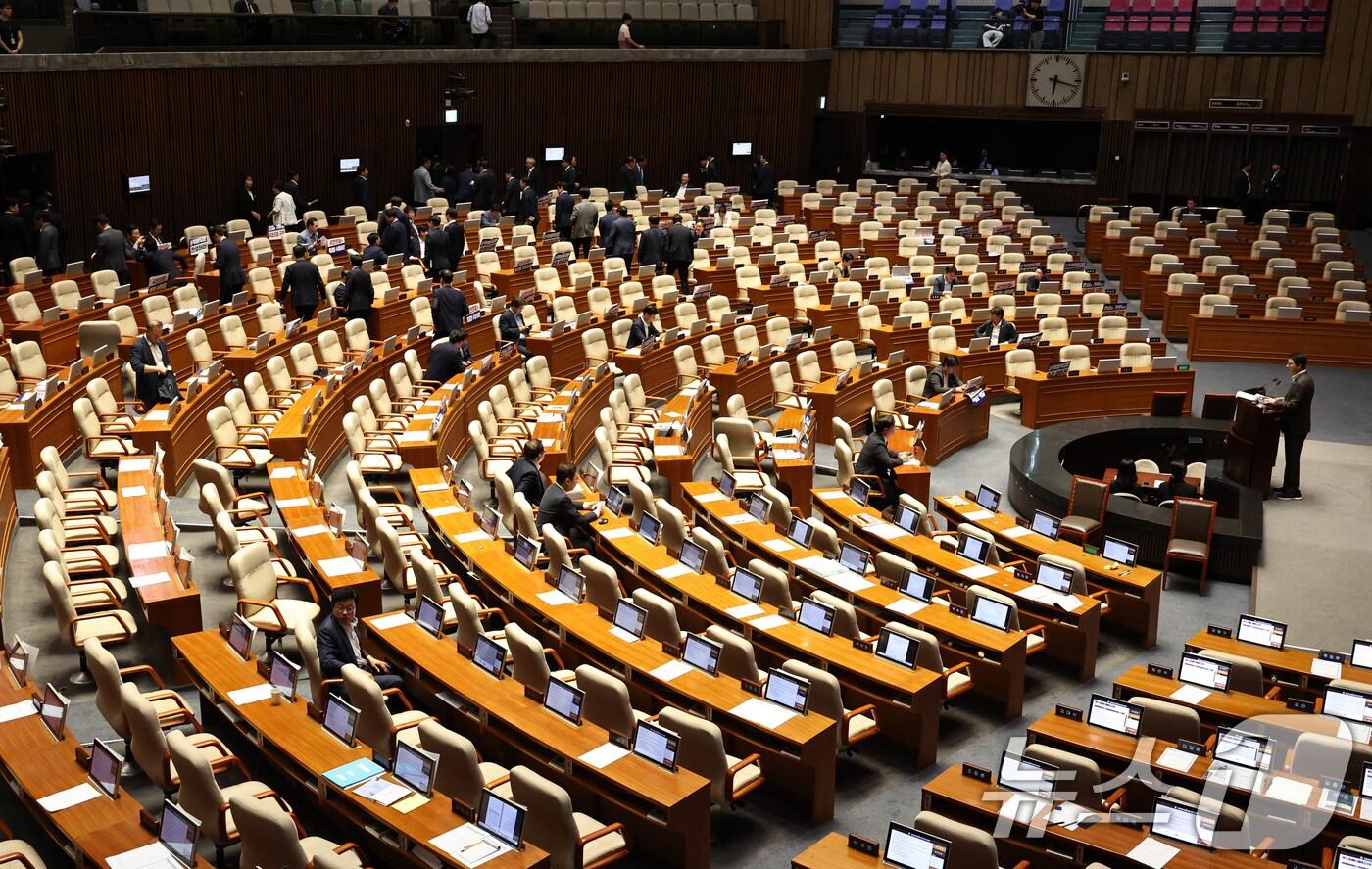 더불어민주당 등 야당 의원들이 26일 오후 서울 여의도 국회에서 열린 본회의에서 방송법 일부개정법률안(대안)에 대한 신동욱 국민의힘 의원의 무제한토론(필리버스터)이 시작되자 회의장을 나가고 있다.2024.7.26/뉴스1 ⓒ News1 구윤성 기자