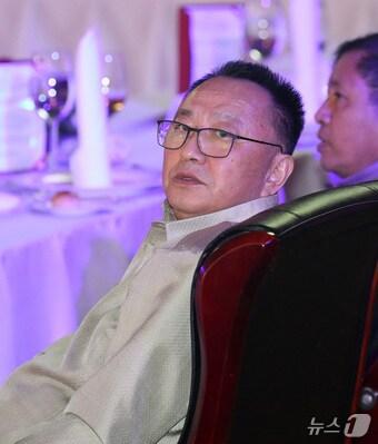 본문 이미지 - 리영철 주라오스 북한 대사가 26일(현지시간) 라오스 비엔티안 내셔널컨벤션센터(NCC)에서 열린 아세안 외교장관회의 갈라 만찬에서 취재진의 카메라를 응시하고 있다. 2024.7.26/뉴스1 ⓒ News1 오대일 기자