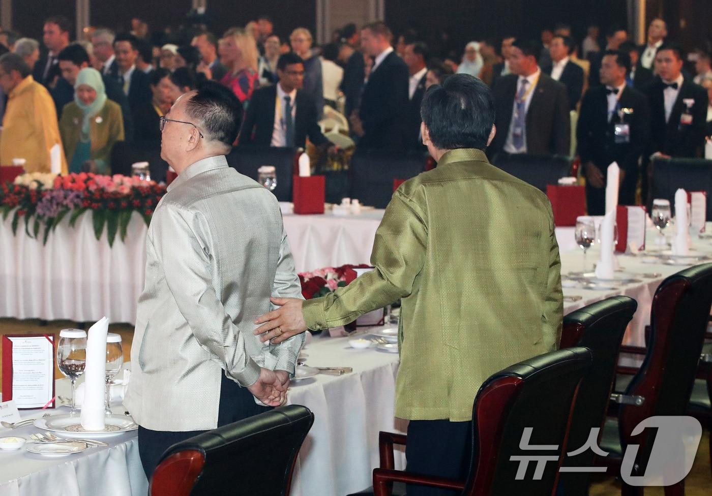 지난해 7월26일&#40;현지시간&#41; 라오스 비엔티안 내셔널컨벤션센터&#40;NCC&#41;에서 열린 제57차 아세안&#40;ASEAN&#41; 외교장관회의 갈라 만찬에서 조태열 외교부 장관이 리영철 주라오스 북한 대사에게 다가가 말을 걸자 리 대사가 고개조차 돌아보지 않은 채 모르쇠로 일관하고 있다. 2024.7.26/뉴스1 ⓒ News1 오대일 기자