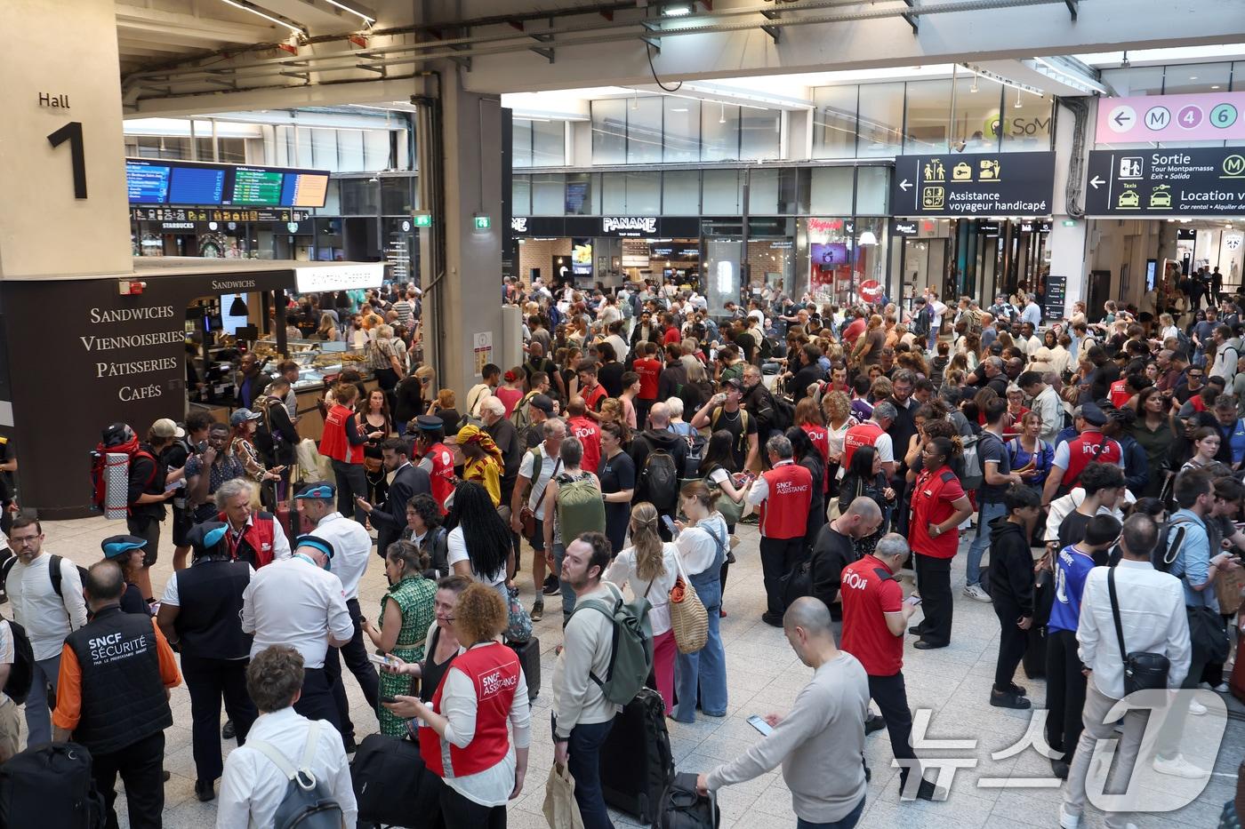 2024 파리 올림픽 개회식을 앞둔 파리에 고속철도 방화와 공항 폭탄 경보 등 사건사고가 이어지고 있는 26일 오후(한국시간) 프랑스 파리 몽파르나스역 철도 승강장에서 파리 시민들이 열차를 하염없이 기다리고 있다. (사진은 기사 내용과 무관함) 2024.7.26/뉴스1 ⓒ News1 박정호 기자