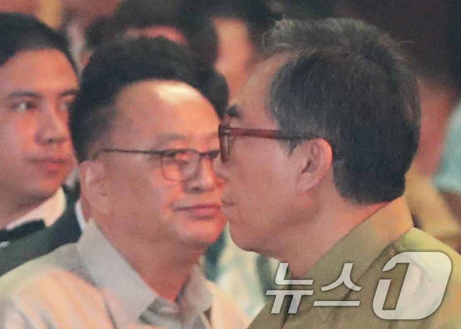 본문 이미지 - 26일(현지시간) 라오스 비엔티안 내셔널컨벤션센터(NCC)에서 열린 아세안 외교장관회의 갈라 만찬에서 리영철 주라오스 북한 대사가 조태열 외교장관을 흘깃 쳐다보며 입장하고 있다. 2024.7.26/뉴스1 ⓒ News1 오대일 기자