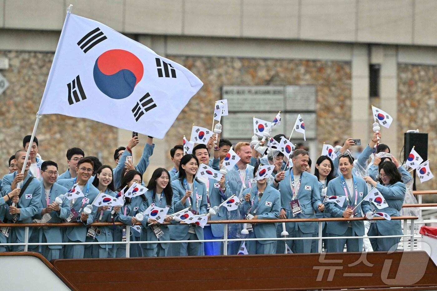 본문 이미지 - 올림픽 개회식에서 태극기를 흔들고 있는 한국 선수단ⓒ AFP=뉴스1